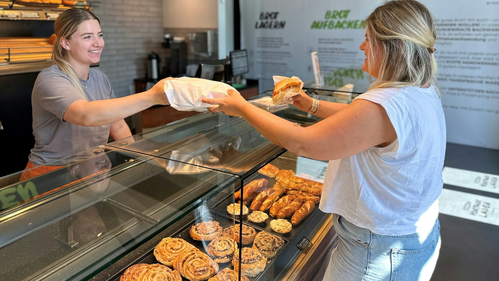 Im Vortagsladen der PanPan-Brotmanufaktur gibt es Brot, Brötchen und Gebäck vom vergangenen Tag. Zu finden ist das Geschäft im Bahnhof von Gummersbach-Dieringhausen.