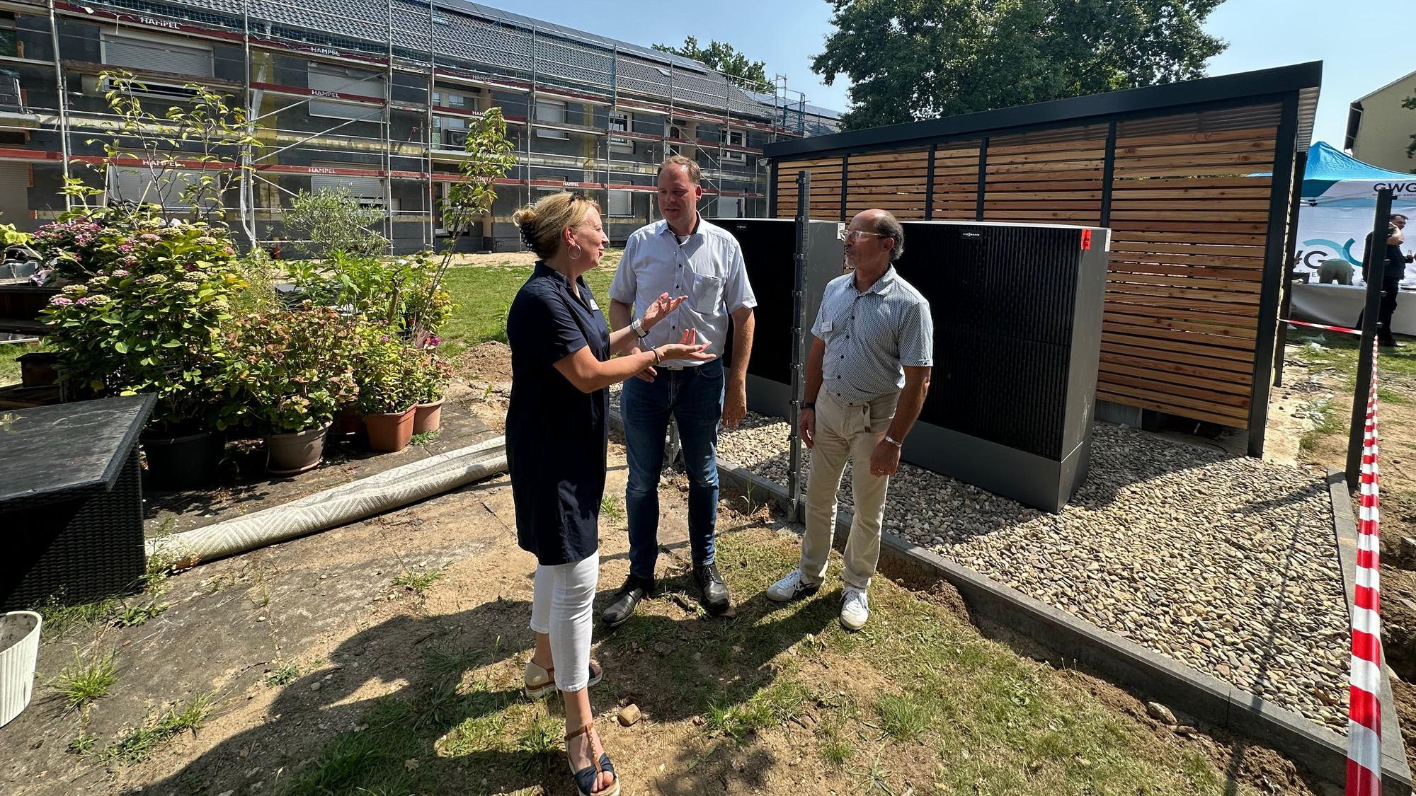 Mit einem Fest am 12. August 2025 wird der erste Bauabschnitt der Sanierung der Berliner Siedlung gefeiert. Regina Rostenstock, Thomas Kemmann als Geschäftsführer und Peter Krautkrämer als Projektleiter (v.l.). Im Hintergrund die neue Fahrradbox.