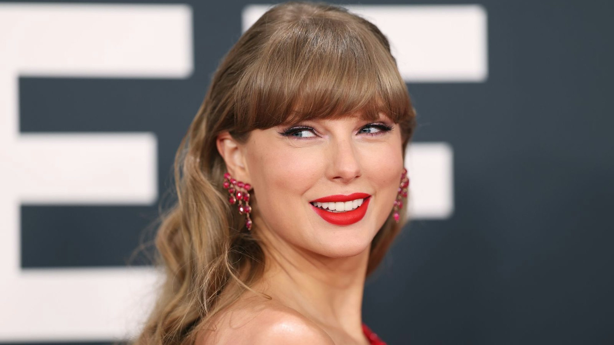 Taylor Swift lächelt für Fotografen.