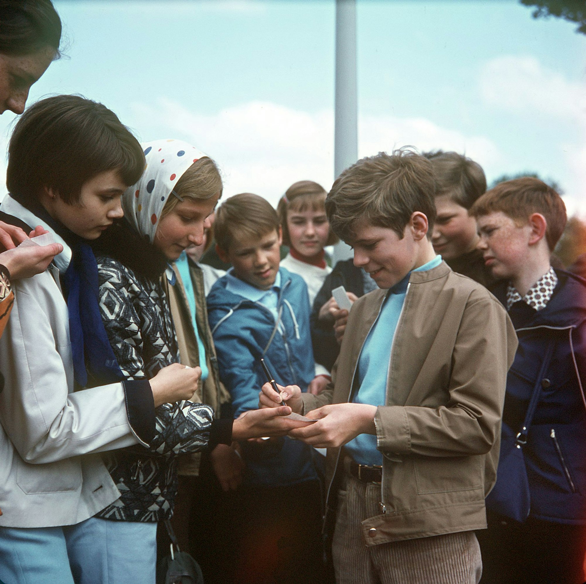 Der niederländische Schlagersänger Heintje - eigentlich Hein Simons - gibt Autogramme. (Archivfoto)