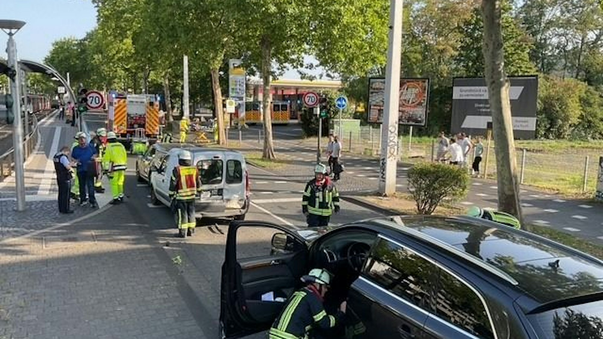 Bei einem Auffahrunfall auf der B9 in Bonn wurden drei Menschen verletzt.