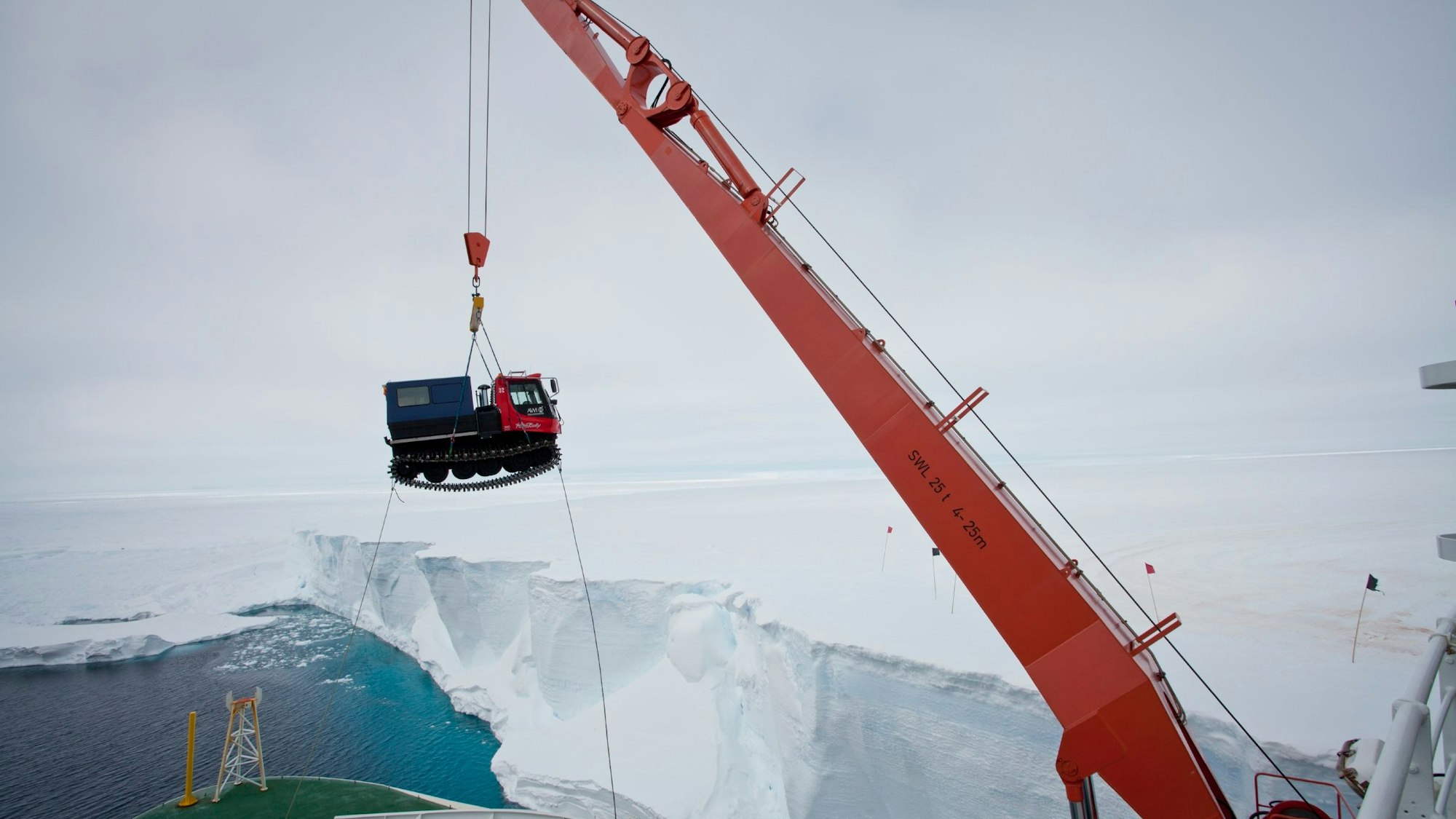 Auch Pistenraupen werden mit der Polarstern in die Antarktis transportiert.