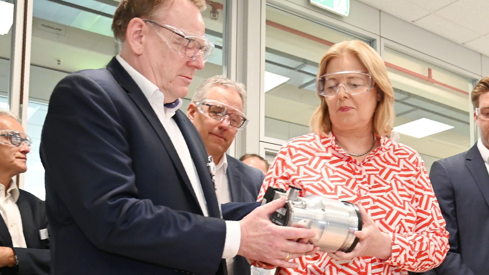 Torsten Burmester und Bärbel Bas mit einer Turbomolekularpumpe der Kölner Firma Leybold.