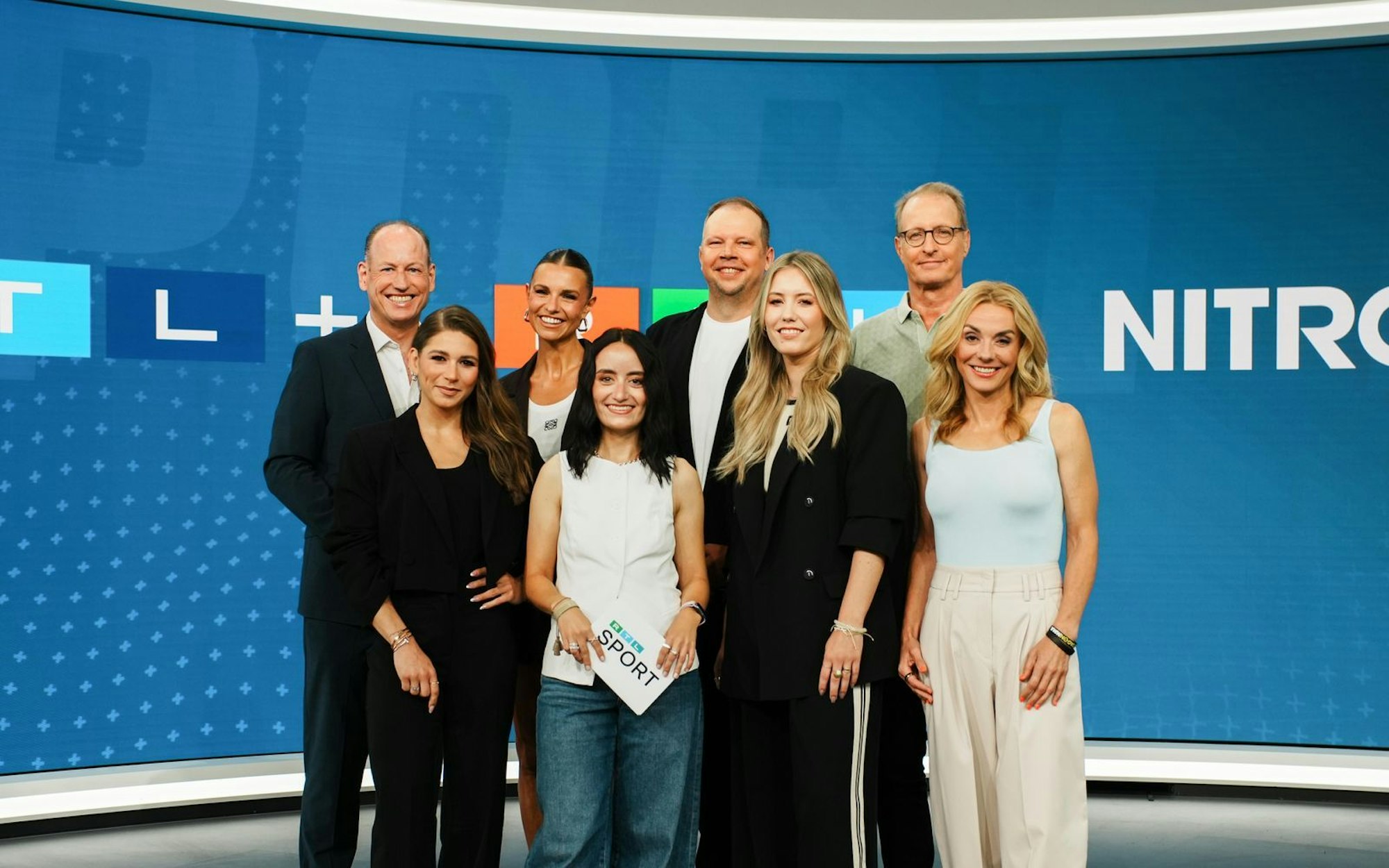 RTL startet mit einer Sportoffensive in den Herbst! Zu den Protagonisten des Enders gehören (von links, hinten) Frank Robens), Laura Wontorra, Wolff-Christoph Fuß und Florian König. Auch Jana Wosnitza, Alessa-Luisa Naujoks, Laura Papendick und Inga Leschek (von links vorne) mischen mit. (Bild: RTL / Anne Werner)