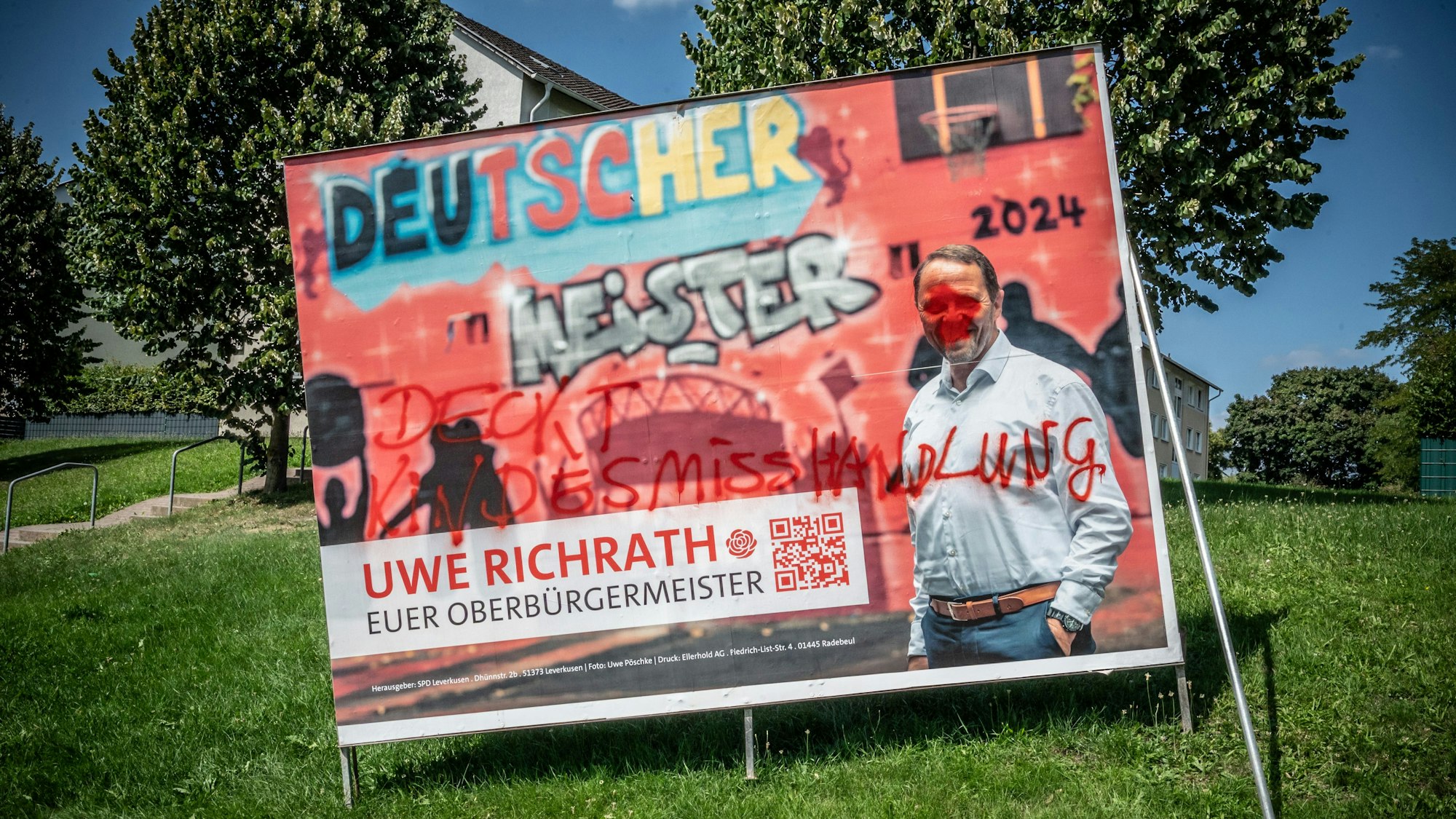 Ein Beschmiertes Wahlplakatvon Uwe Richrath neben der Bismarckstraße. Bild: Ralf Krieger