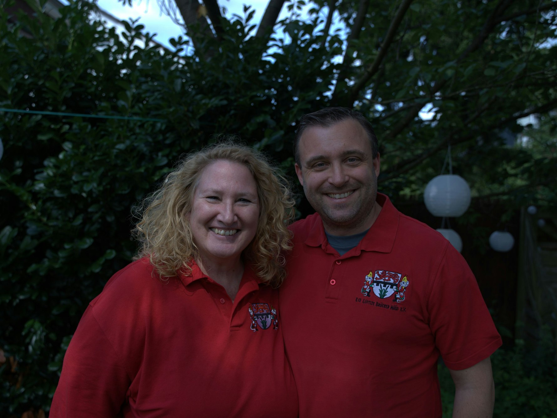 Uta Schumann, Geschäftsführerin & Pressesprecherin und Dominik Becker, Präsident von der KG Löstije Brücker Müss e. V. im Garten.