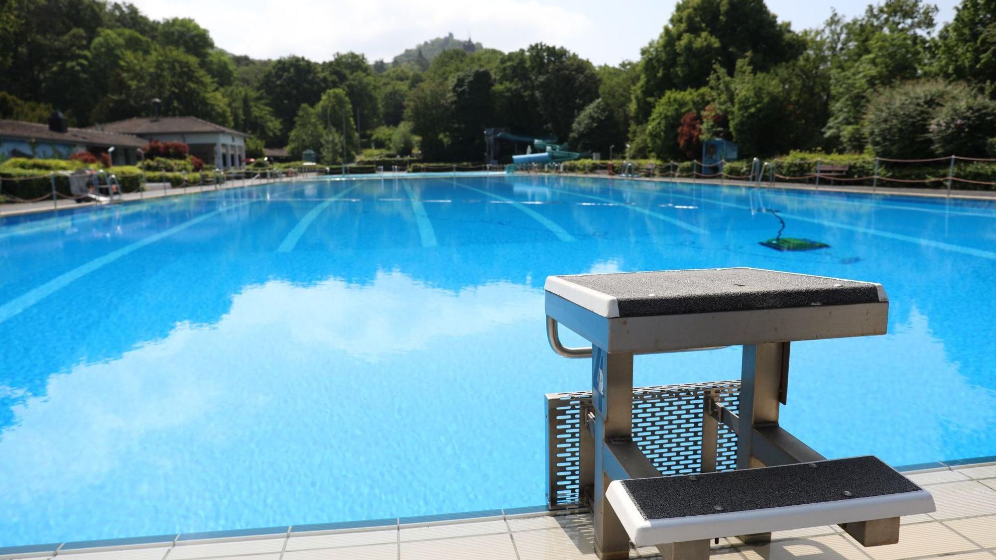 Ein mit Wasser gefülltes 50-Meter-Becken, im Vordergrund ein Startblock.