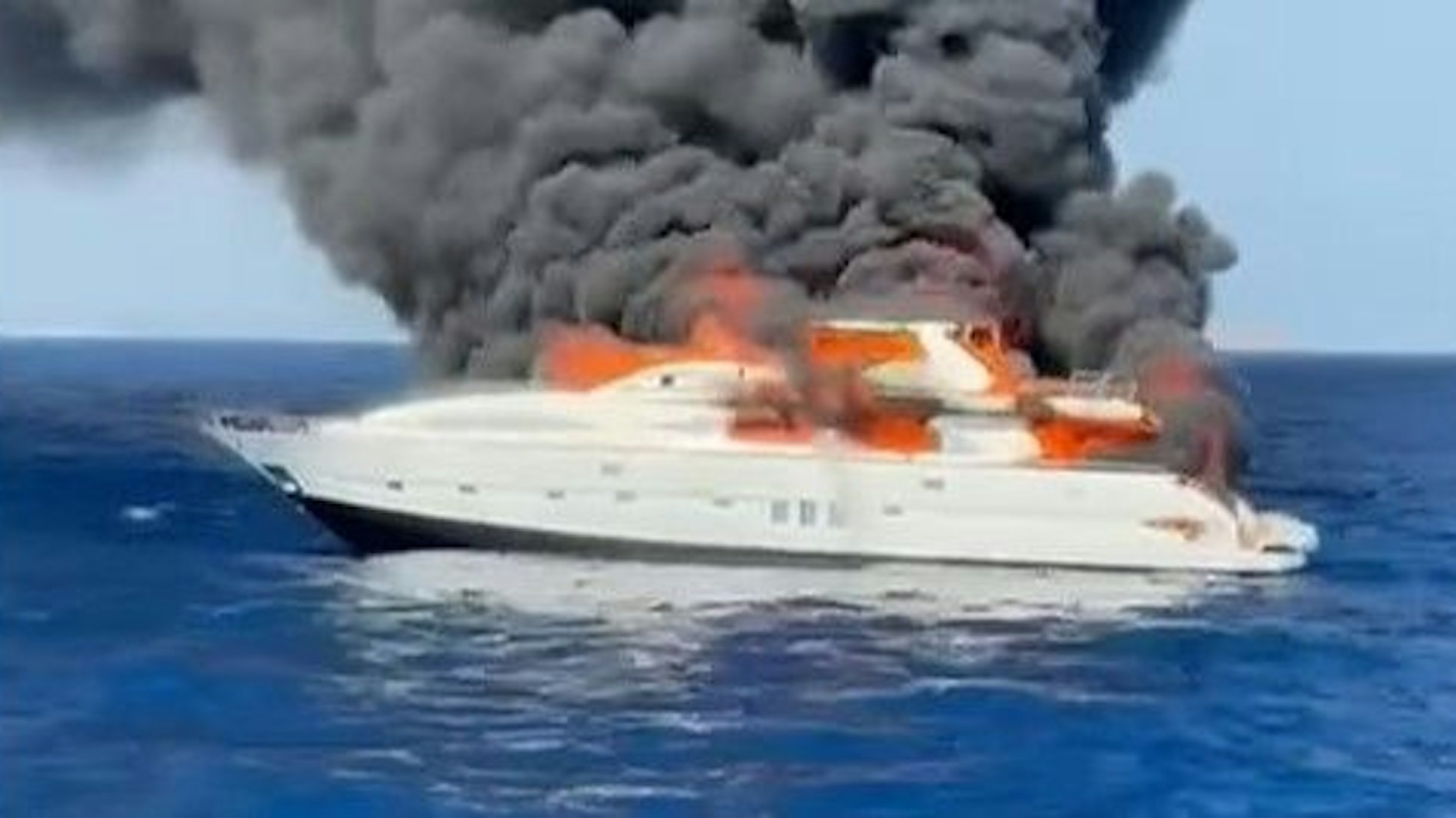 Die Yacht vor Ibiza in Flammen.