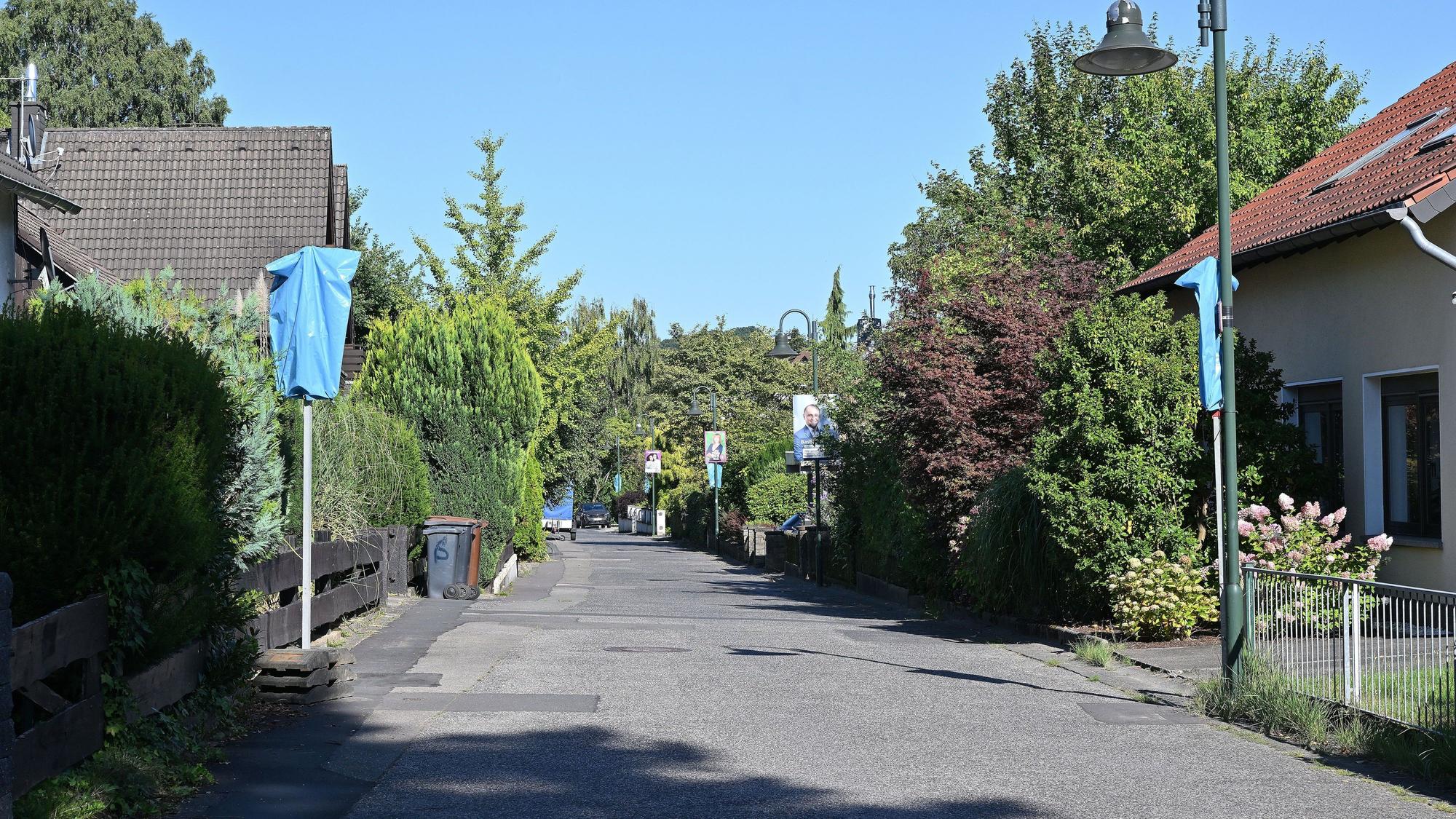 Während der Ferien waren die Halteverbotsschilder und die Schilder zur Hol- und Bringzone am Ginsterweg mit blauen Tüten abgedeckt.