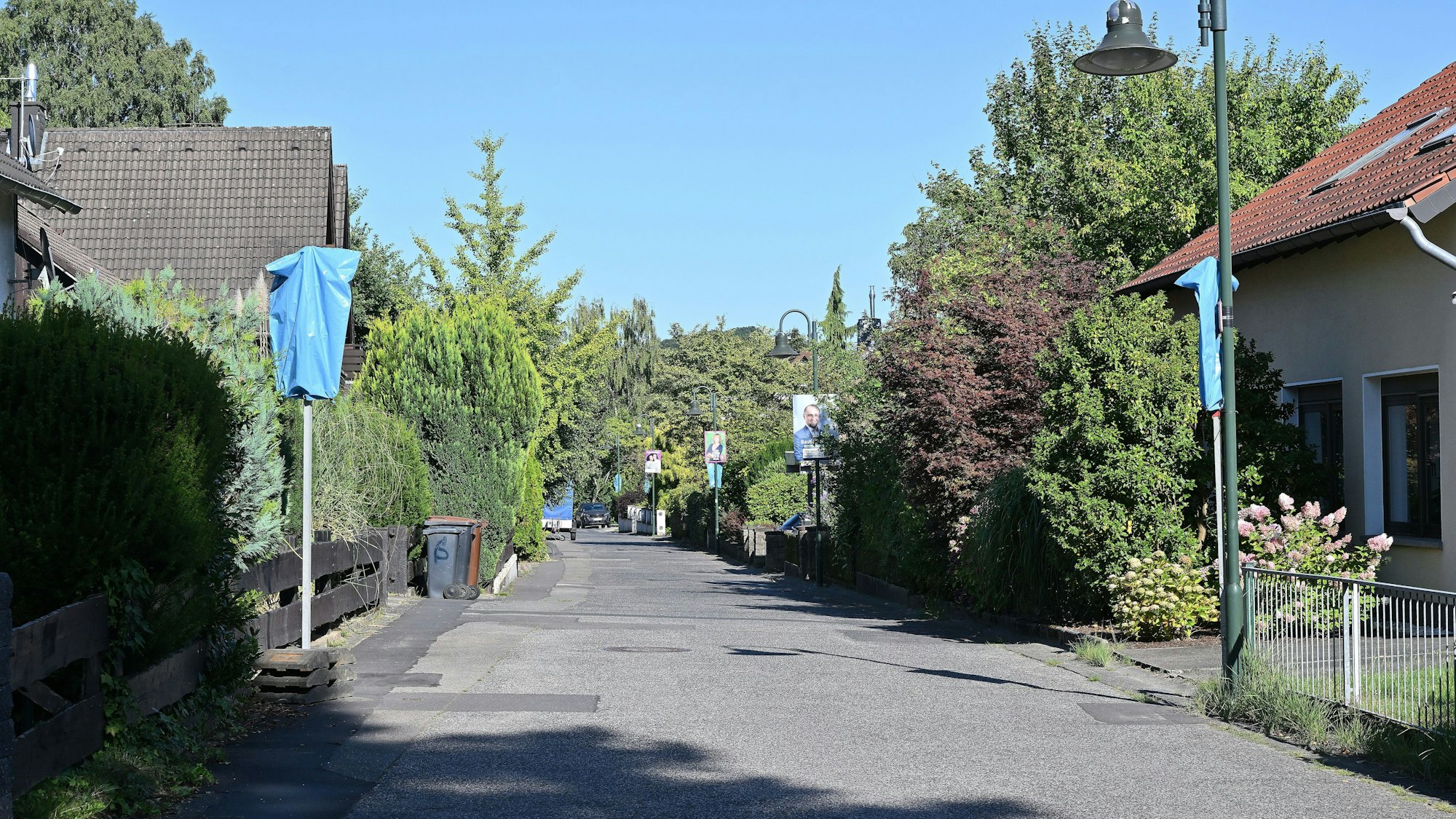 Während der Ferien waren die Halteverbotsschilder und die Schilder zur Hol- und Bringzone am Ginsterweg mit blauen Tüten abgedeckt.