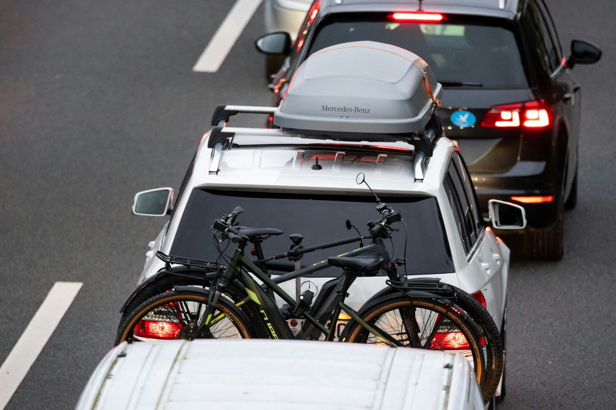 Dachboxen und Fahrradträger sollten nach dem Urlaub entfernt werden, um den Luftwiderstand und Spritverbrauch zu senken.