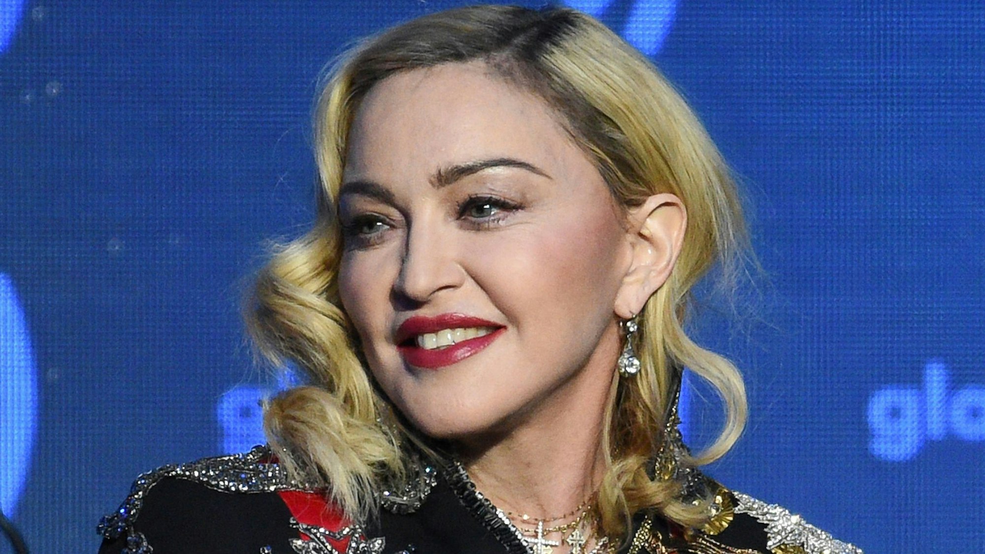 Madonna lächelt.