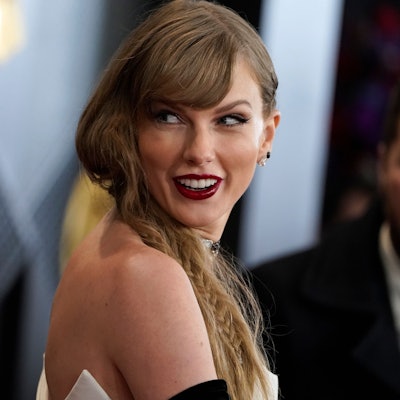 ARCHIV - 04.02.2024, USA, Los Angeles: Taylor Swift kommt zur Verleihung der 66. jährlichen Grammy Awards. Rund ein Jahr nach den wegen Terroralarms abgesagten Konzerten von US-Star Swift in Wien hat sich ein 18-Jähriger aus dem Umfeld des Hauptverdächtigen vor Gericht verantworten müssen. (zu dpa: «Prozess im Umfeld des Terroralarms bei Swift-Konzert in Wien») Foto: Jordan Strauss/Invision/AP/dpa +++ dpa-Bildfunk +++