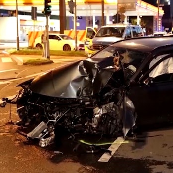 Der Screenshot zeigt den Unfall in Deutz, bei dem ein BMW in einen KVB-Mast gerast ist. Screenshot: Express.de