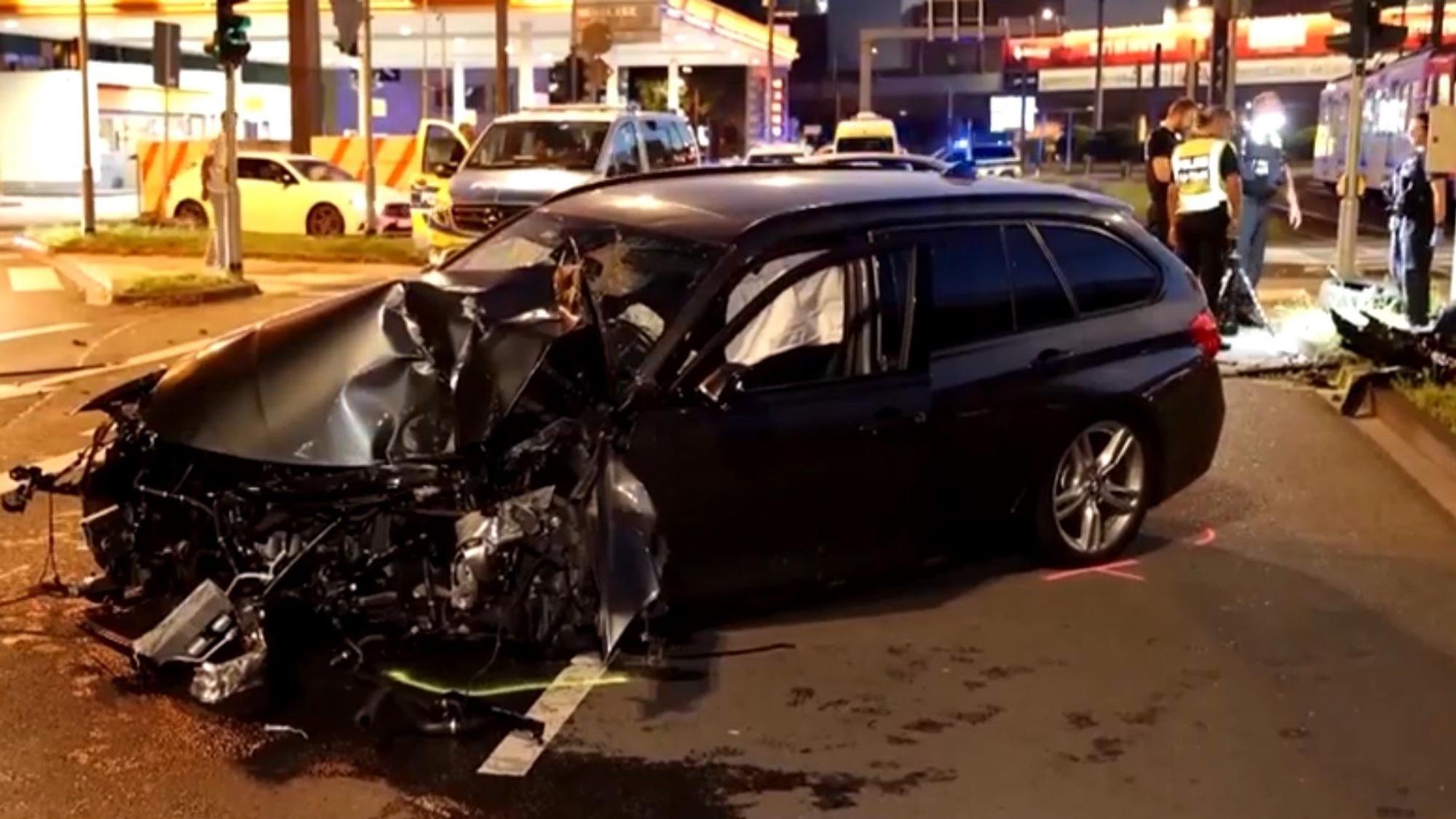 Der Screenshot zeigt den Unfall in Deutz, bei dem ein BMW in einen KVB-Mast gerast ist. Screenshot: Express.de