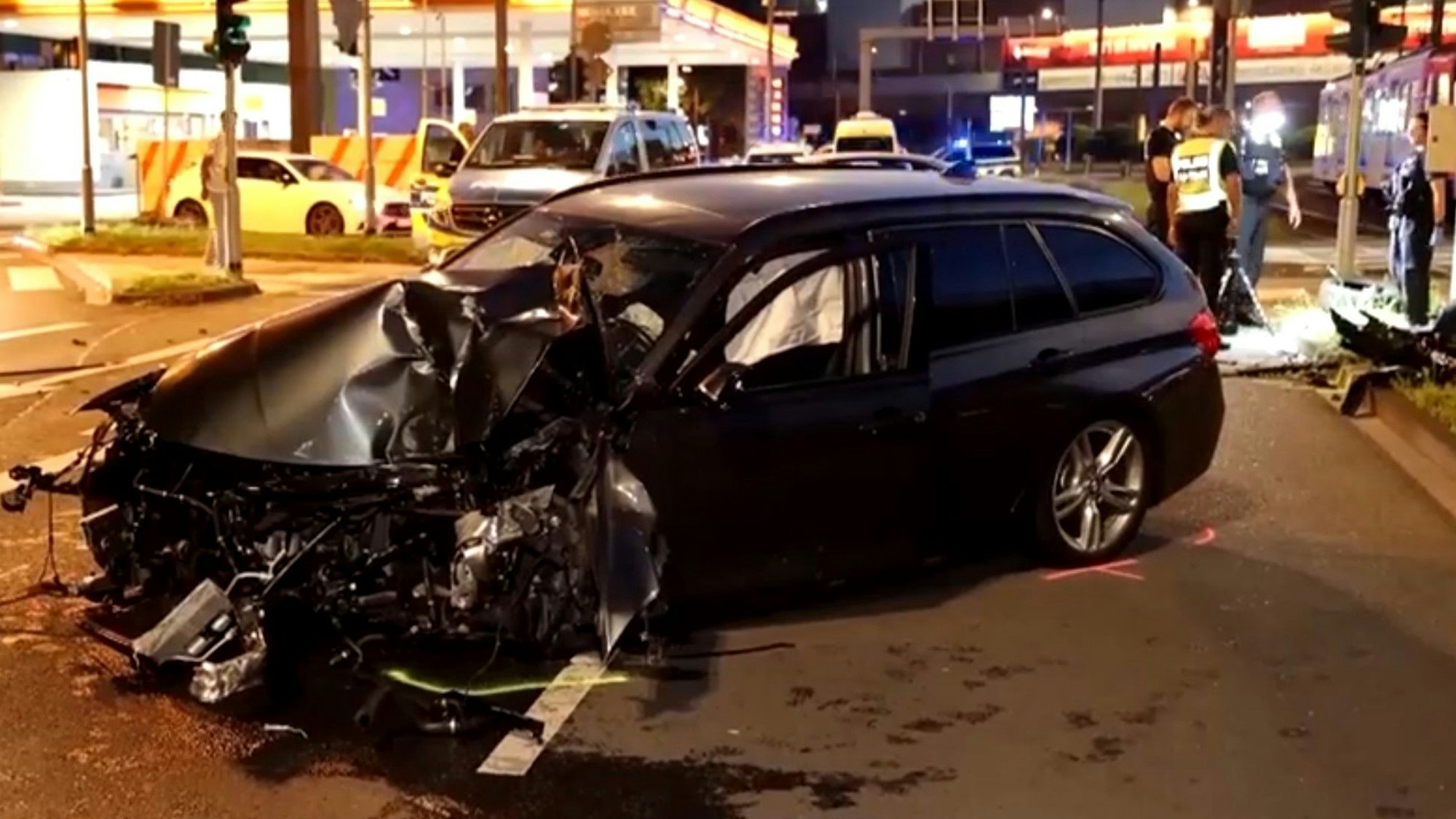 Der Screenshot zeigt den Unfall in Deutz, bei dem ein BMW in einen KVB-Mast gerast ist. Screenshot: Express.de