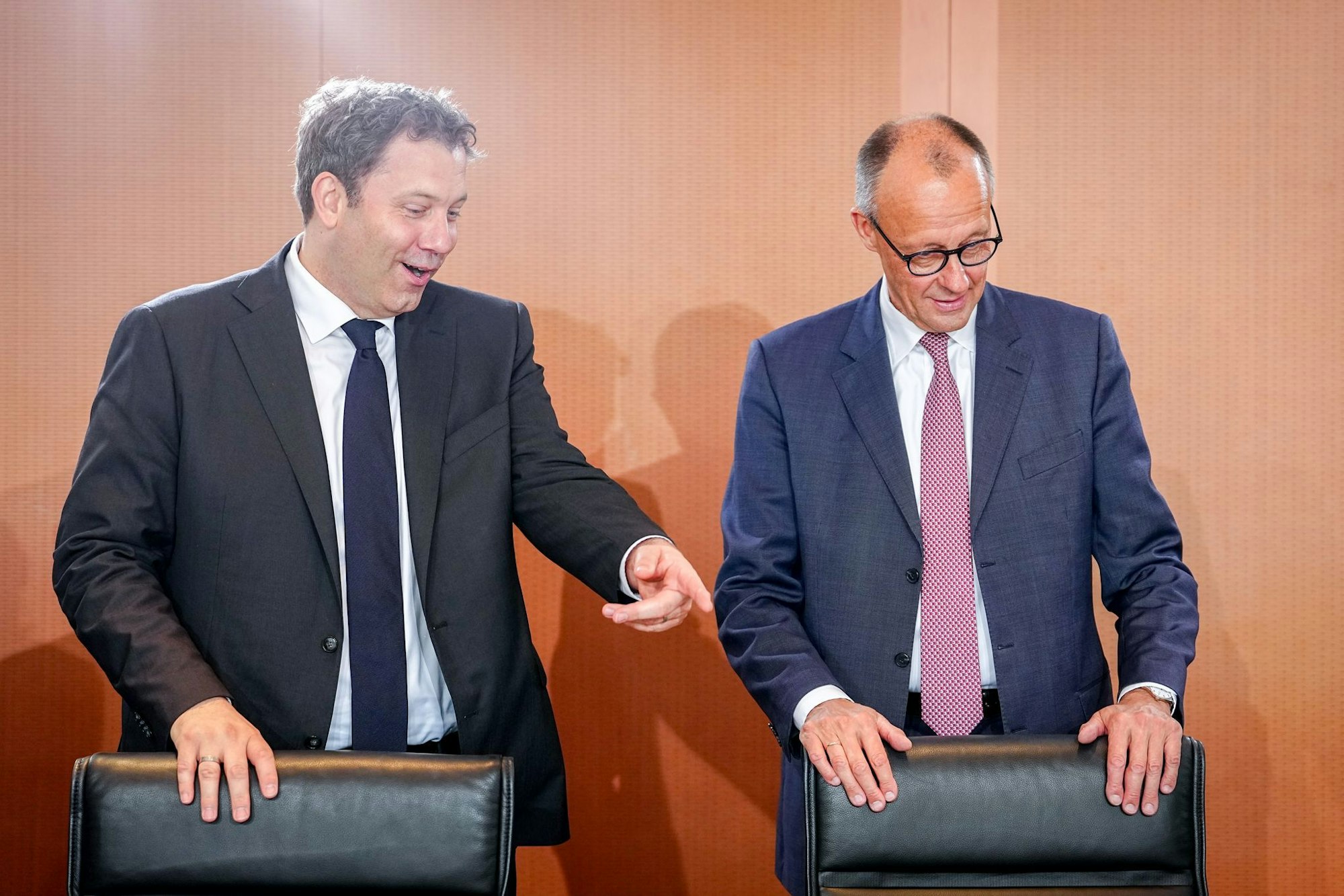 Die Chefs der Koalition, Kanzler Friedrich Merz (CDU, rechts) und Vizekanzler und SPD-Chef Lars Klingbeil begegnen sich auf Augenhöhe. (Archivbild)