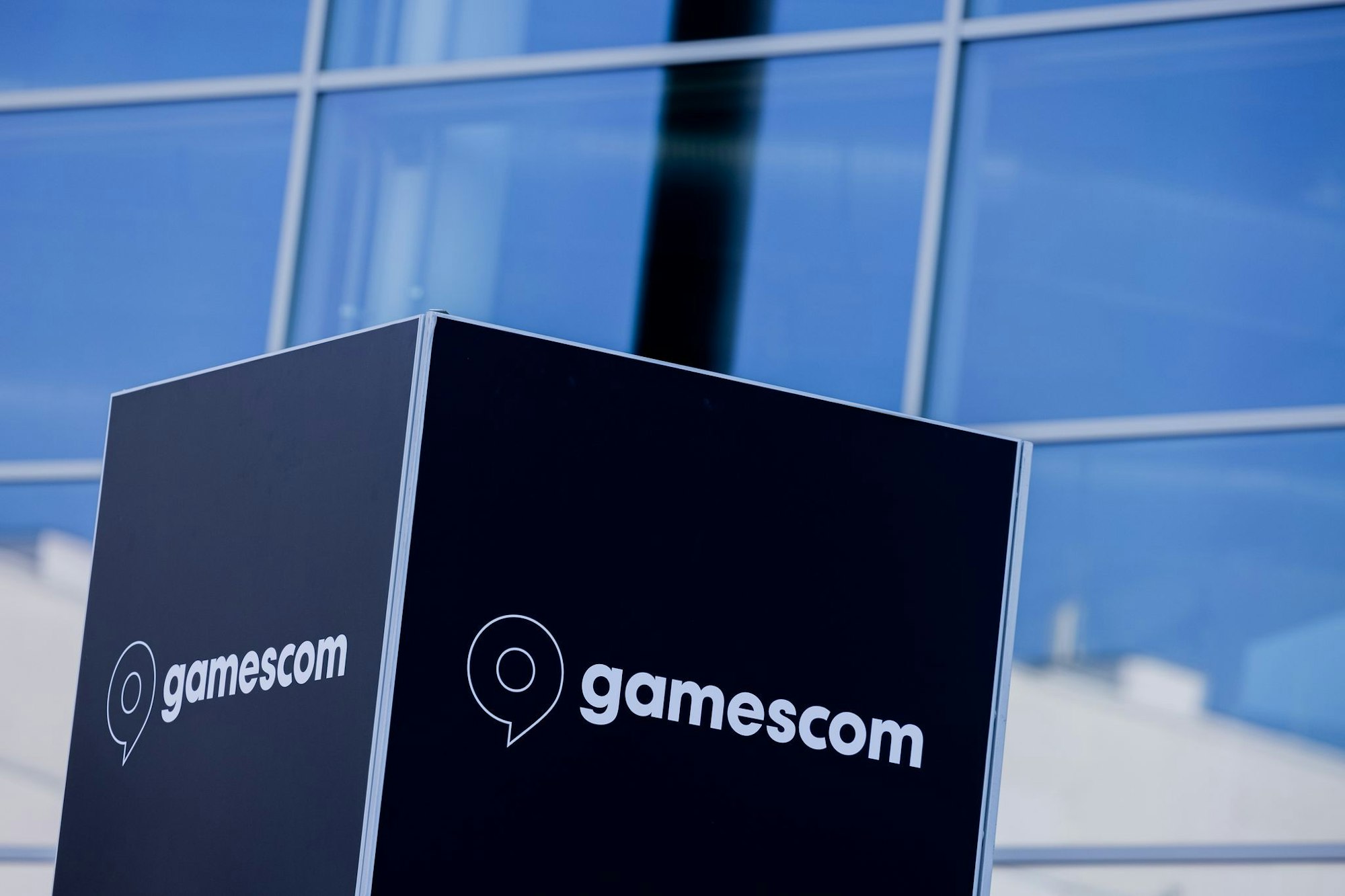 Das Gamescom-Logo vor den Kölner Messehallen - nächste Woche werden wieder Hunderttausende zu der Messe kommen.