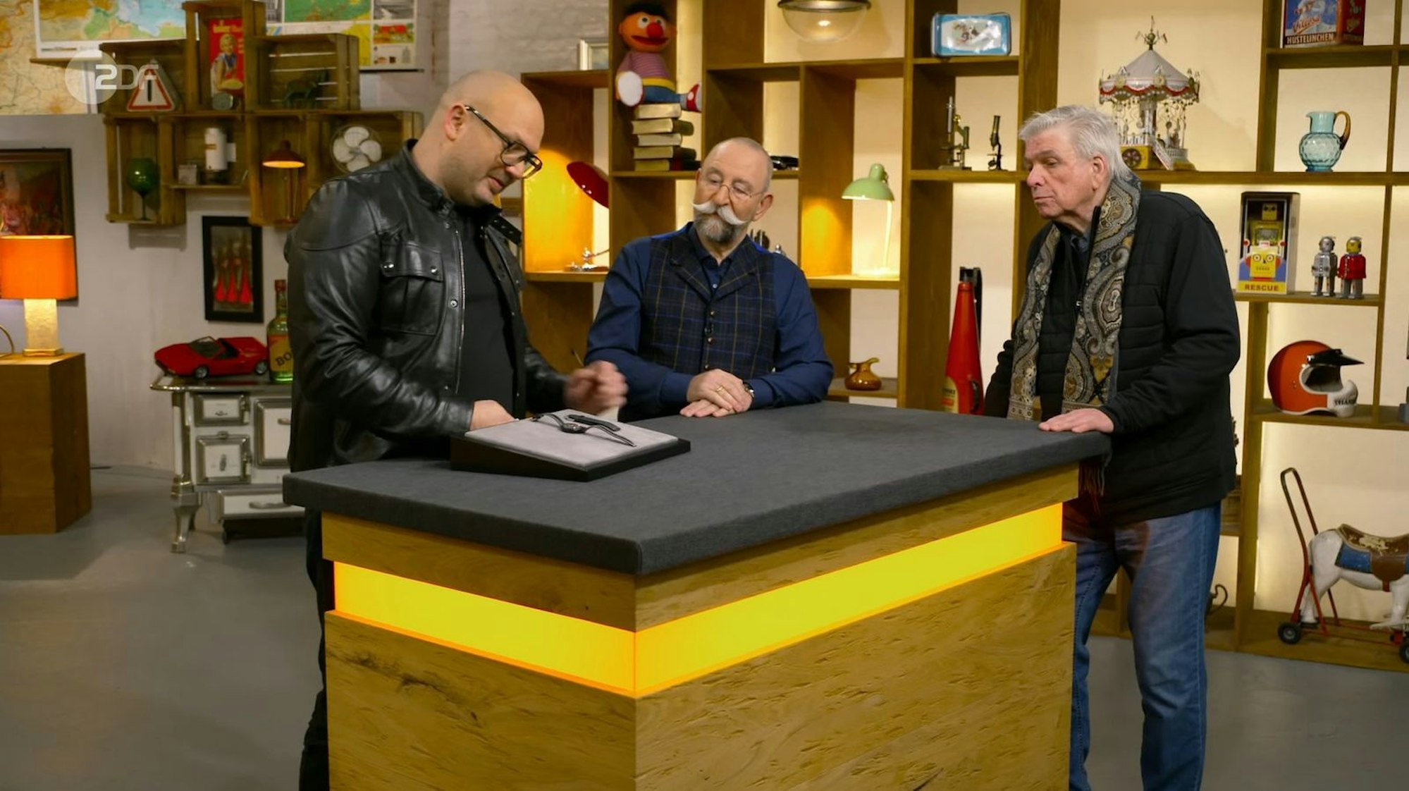 Trödelshow-Kandidat Rolf (rechts) fand mit seiner Design-Uhr viel Anklang bei Experte Sven Deutschmanek (links) und Moderator Horst Lichter. Im Händlerraum lief es weniger rund. (Bild: ZDF)