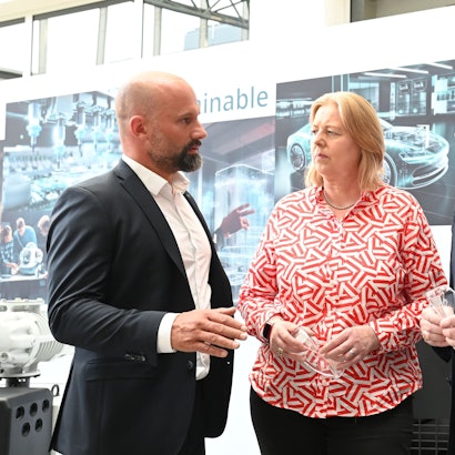 Der Kölner OB-Kandidat Torsten Burmester und Bundes-Arbeitsministerin Bärbel Bas (beide SPD) im Gespräch mit Mark Gabriel, dem Geschäftsführer der Leybold GmbH in Bayenthal.