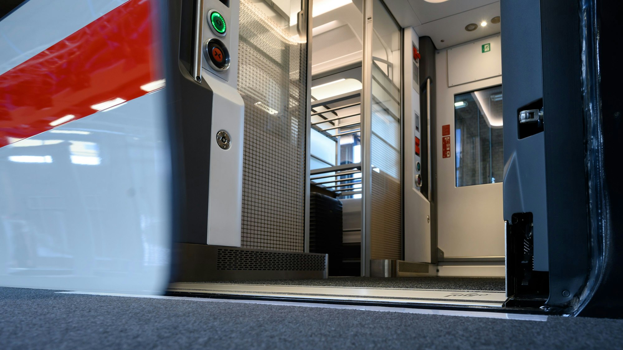 das Bild zeigt den stufenlosen Einstieg in einen ICE L. Foto: Bernd von Jutrczenka/dpa