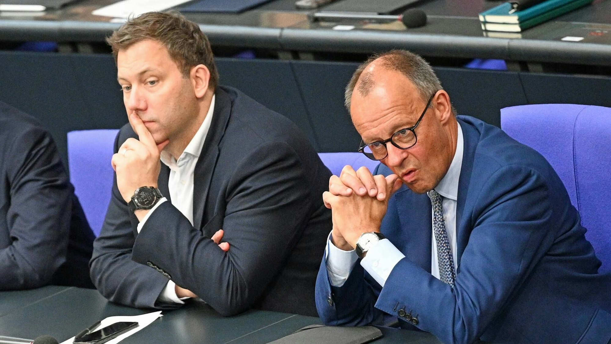 Bundeskanzler Friedrich Merz (CDU), rechts, und sein Vize, Finanzminister Lars Klingbeil (SPD), am 11. Juli im Bundestag.