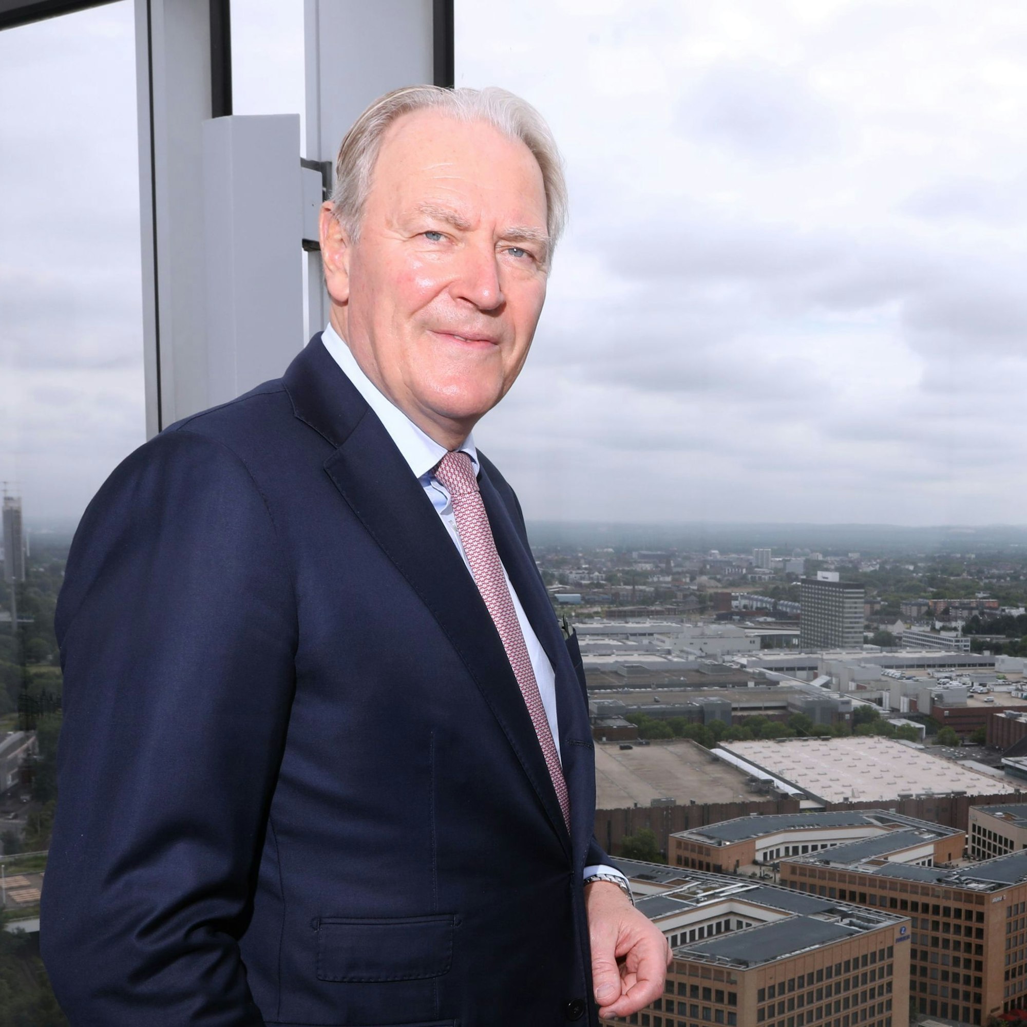 Gerald Böse, Vorsitzender der Geschäftsführung der Kölnmesse , ist auf einer Terrasse zu sehen.