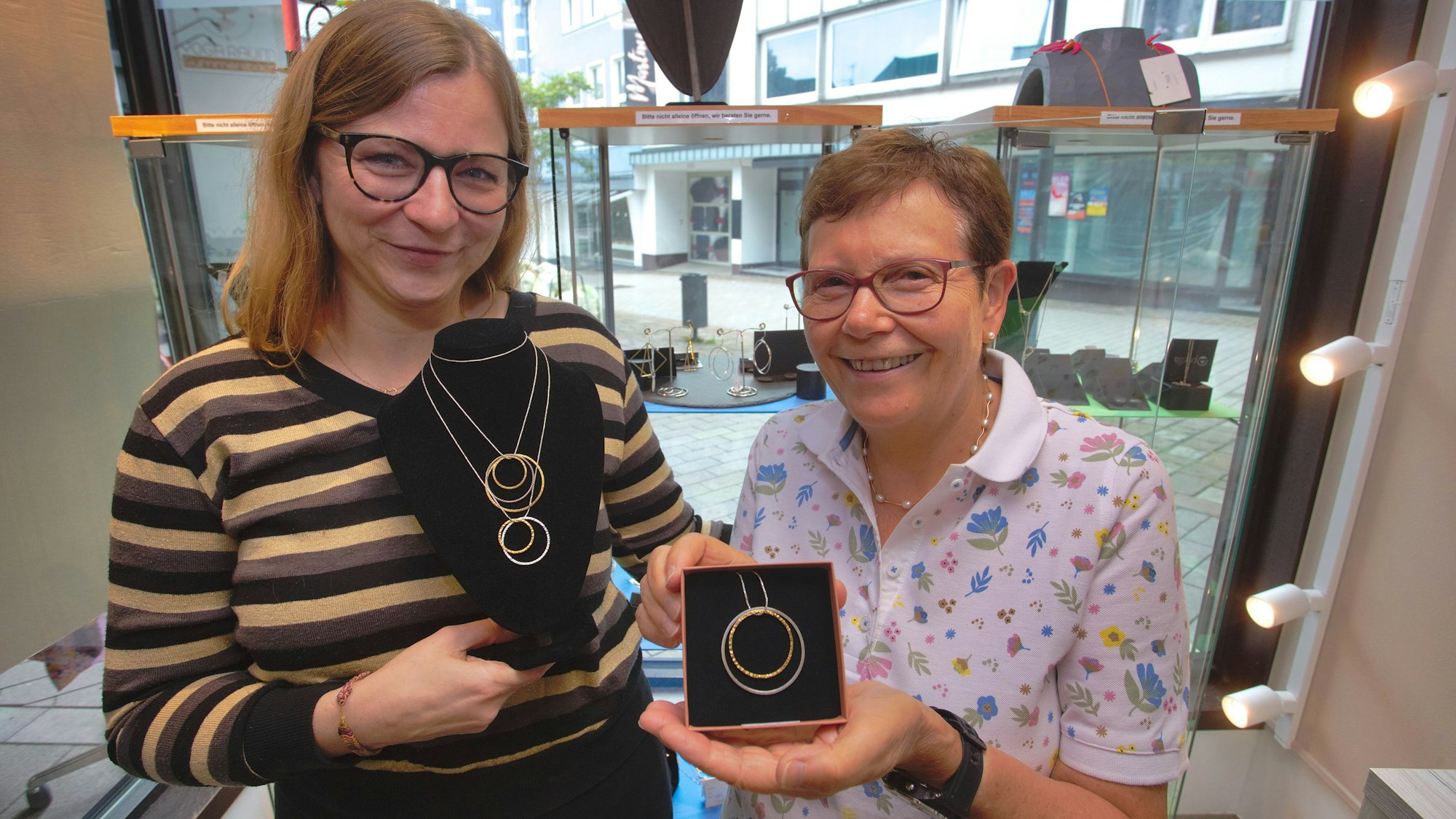 Unterstützen sich gegenseitig: Dorothea Schrimpe (links), Gründerin eines Schmucklabels, und Hanne Gutermuth vom Weltladen in Gummersbach.