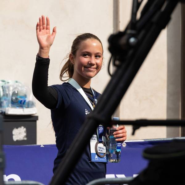 Prinzessin Josephine winkt im Ziel des 5-km-Laufs beim Royal Run in Kopenhagen.
