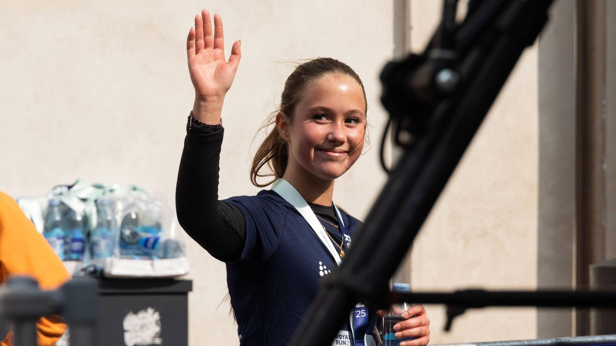 Prinzessin Josephine winkt im Ziel des 5-km-Laufs beim Royal Run in Kopenhagen.