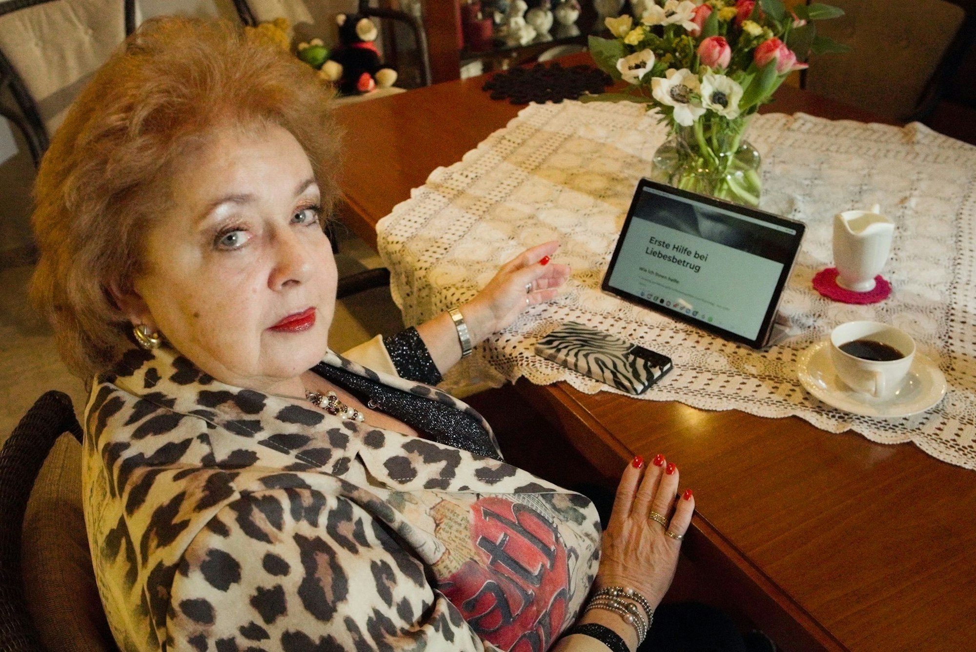 Uschi, die vor zehn Jahren Opfer eines Liebesbetrugs wurde, bietet im Internet anderen Betroffenen Hilfe an.