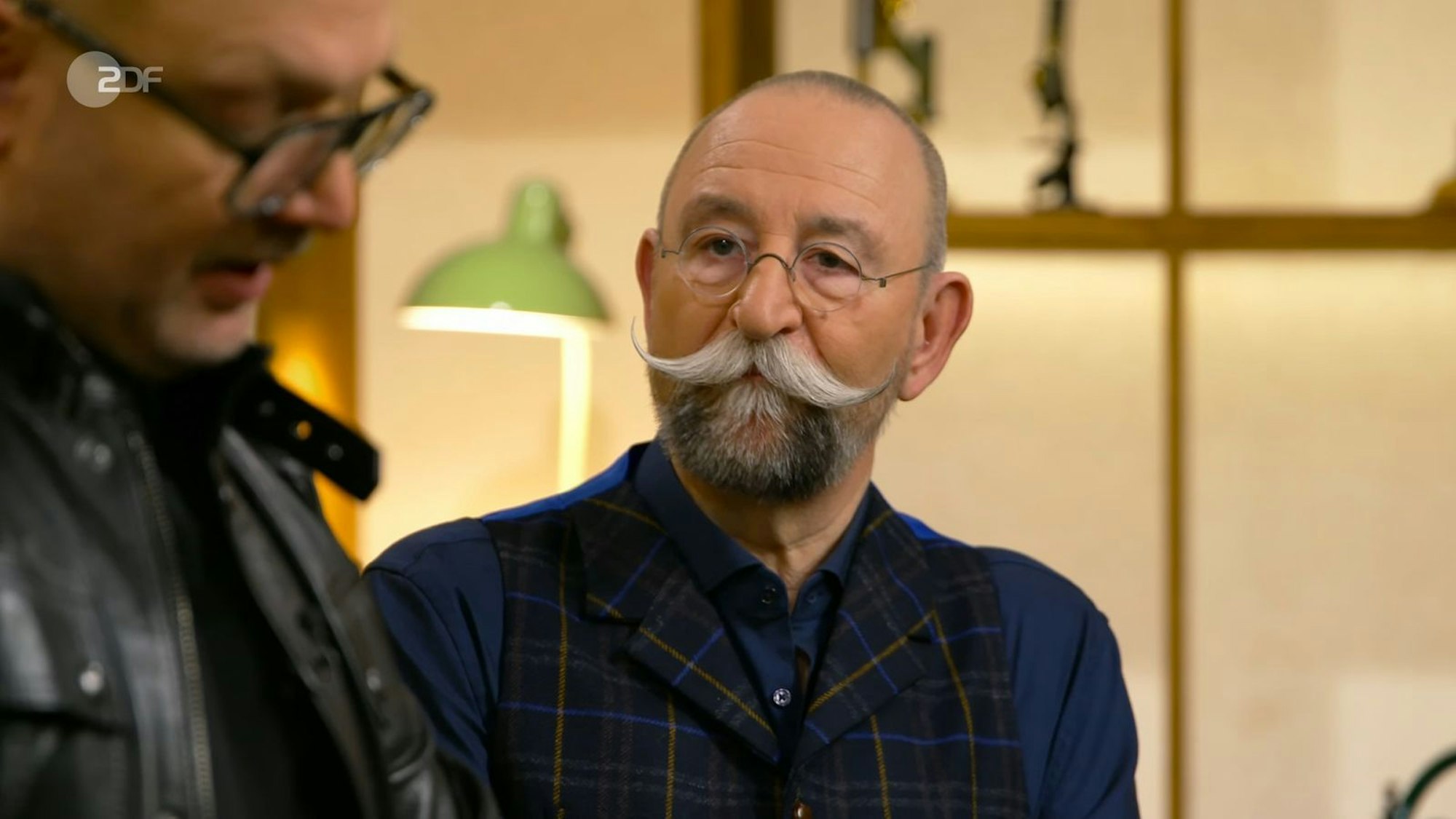 Zunächst gab's aber eine Charme-Offensive von Moderator Horst Lichter in Richtung seines Experten Sven Deutschmanek: „Du funktionierst ja auch wie eine Uhr - wie ein handaufgezogenes Meisterwerk!“ (Bild: ZDF)