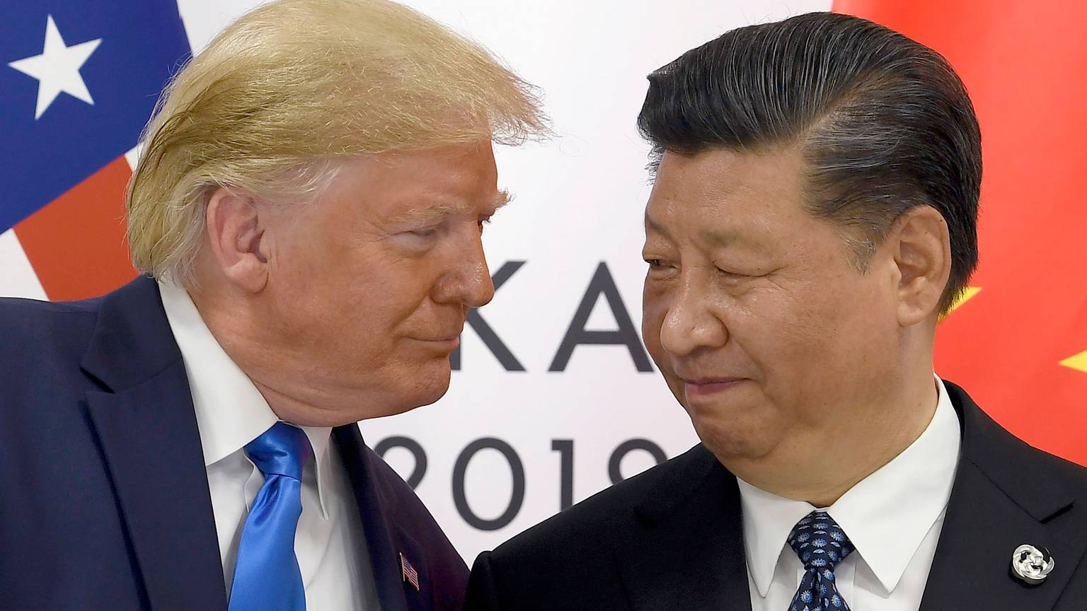 Präsident Donald Trump (l) trifft den chinesischen Präsidenten Xi Jinping während eines Treffens am Rande des G20-Gipfels.