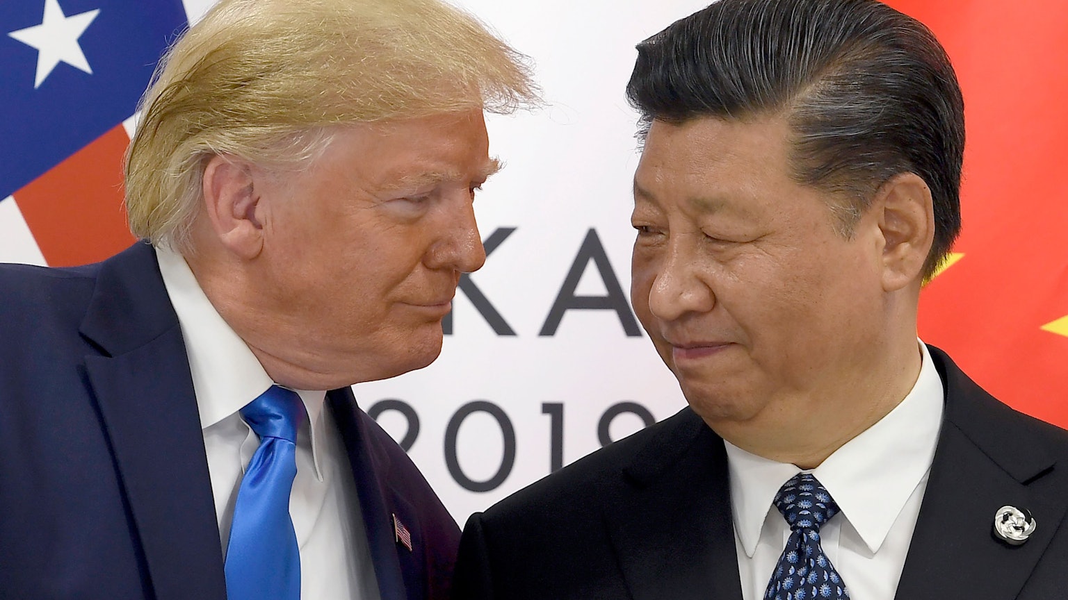 Präsident Donald Trump (l) trifft den chinesischen Präsidenten Xi Jinping während eines Treffens am Rande des G20-Gipfels.