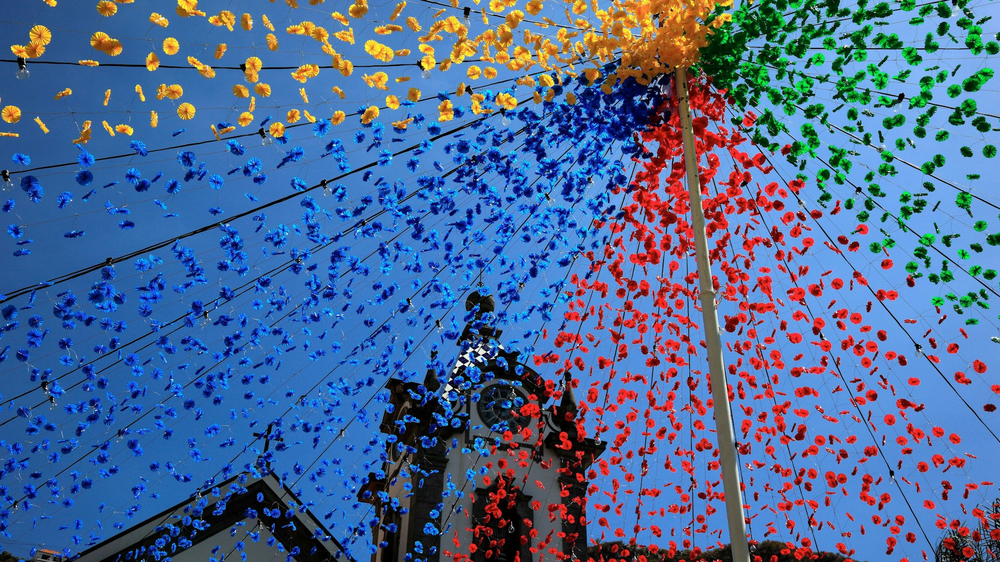 Bunte Girlanden wie hier auf Madeira sind einer der Leser-Wünsche für Köln.