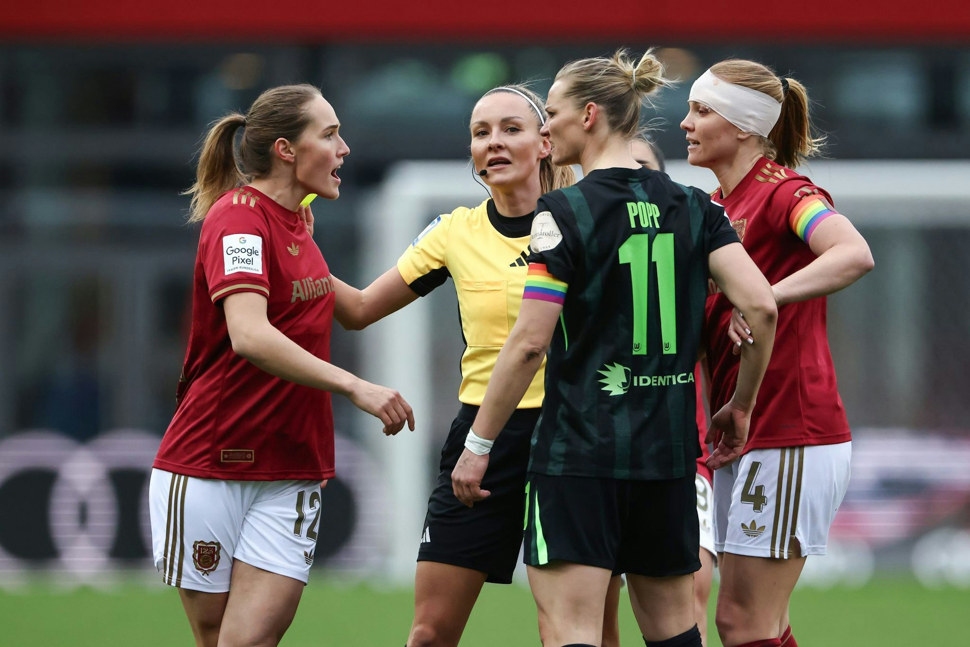 Spitzenschiedsrichterin Fabienne Michel (Mitte): keine technischen Hilfsmittel in der Bundesliga.