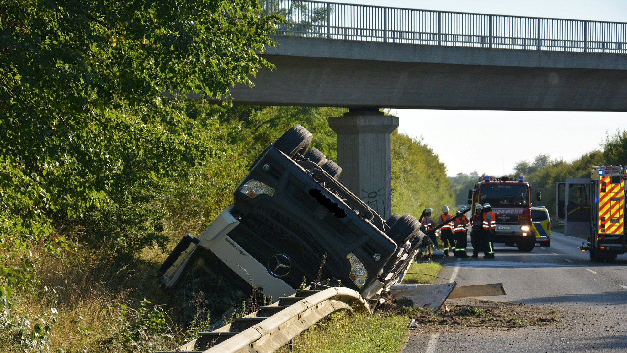 Bei Kerpen ist am Montag (11. August) auf der B264 ein Lkw mit seinem Kran gegen eine Brücke gefahren und in den Graben gestürzt.