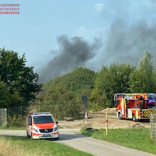 In einer Kiesgrube in Erftstadt ist am Dienstagvormittag ein Feuer ausgebrochen.