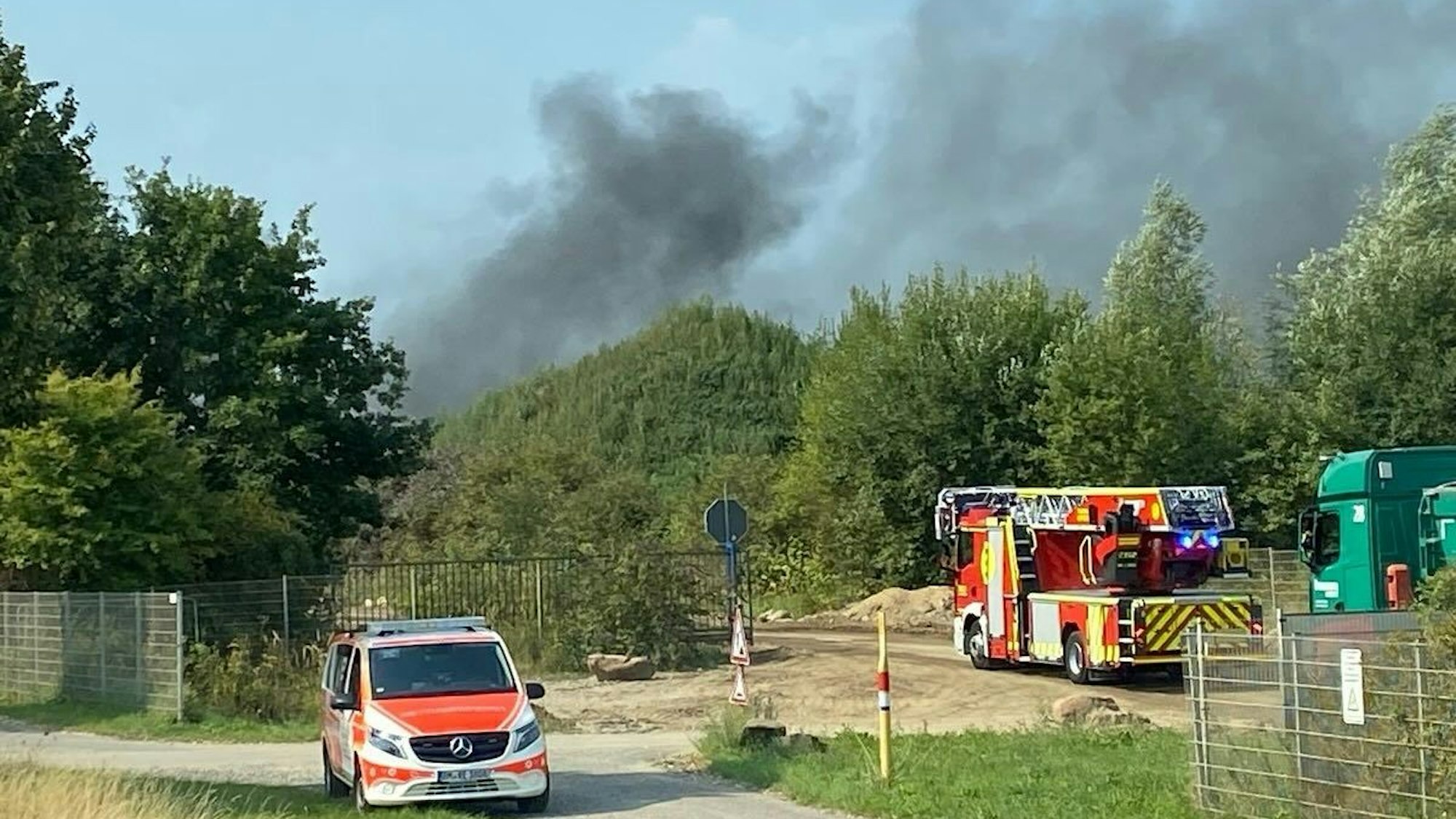 In einer Kiesgrube in Erftstadt ist am Dienstagvormittag ein Feuer ausgebrochen.