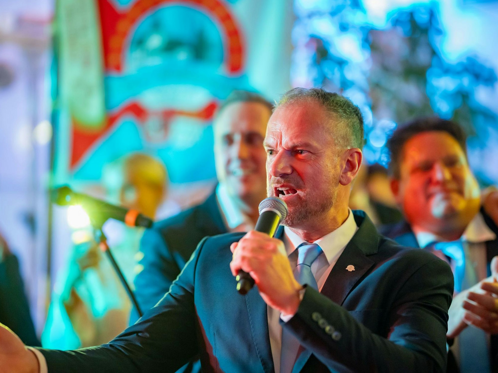 Marcus Becker, 1. Vorsitzender und Präsident der KG Rodenkirchen seit 2014 e.V. spricht auf einer Veranstaltung ins Mikro.