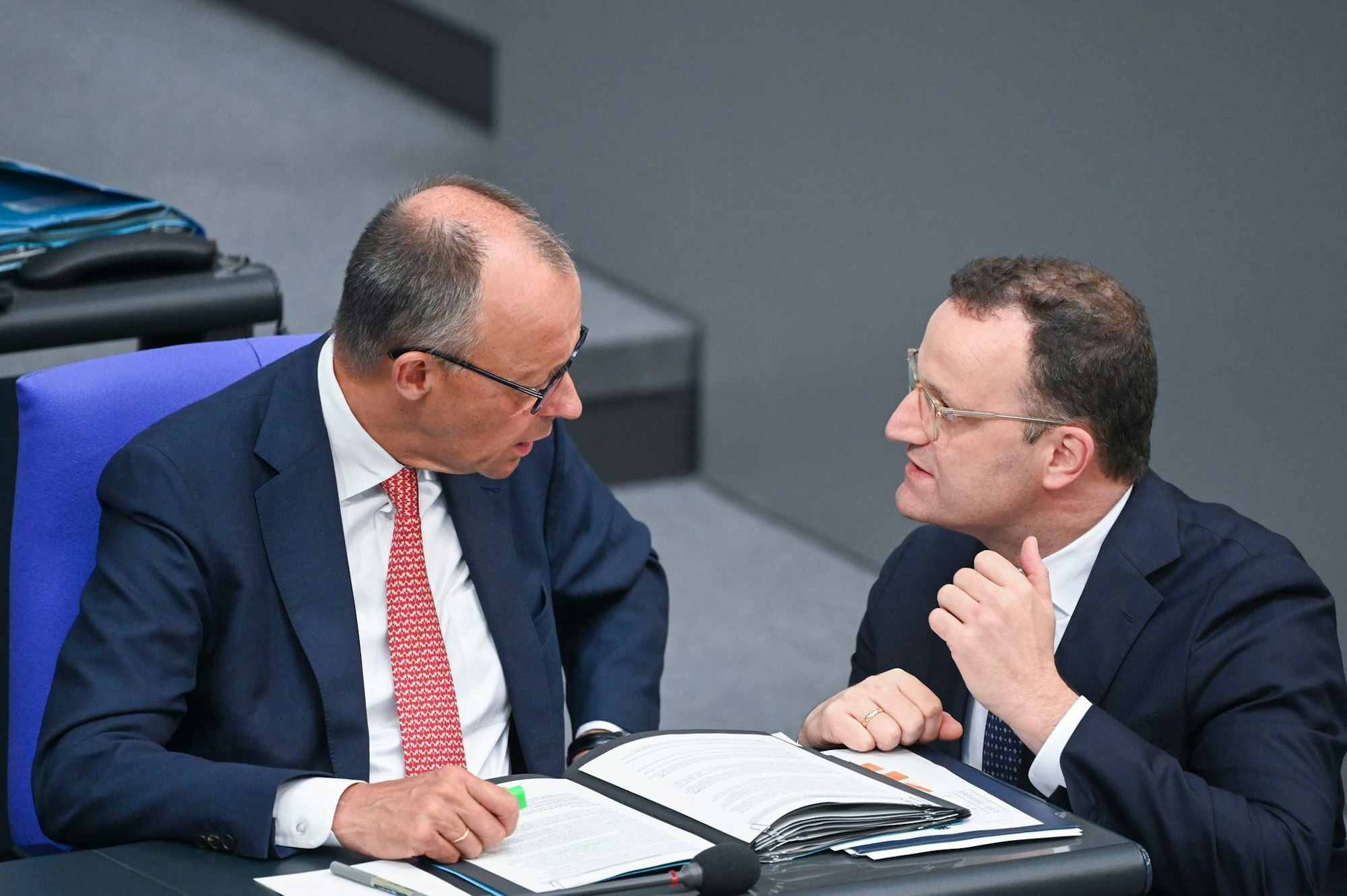 Fehlt Bundeskanzler Friedrich Merz (links) und Fraktionschef Jens Spahn (beide CDU) das nötige Frühwarn-Radar für die Stimmung unter den Abgeordneten in der Unionsfraktion? (Archivbild)