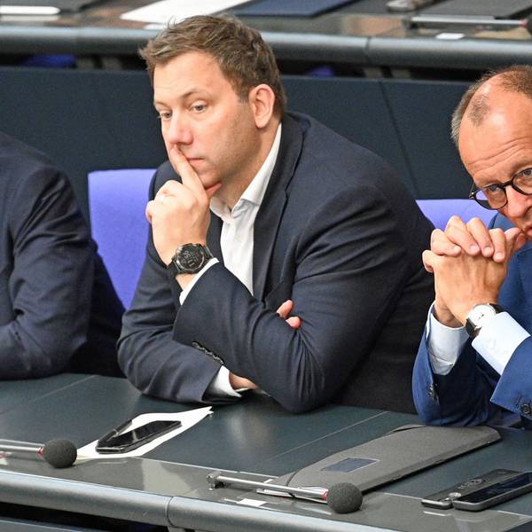 Bundeskanzler Friedrich Merz (CDU, r) verfolgt die Debatte neben Lars Klingbeil (SPD), Bundesminister der Finanzen, im Bundestag.