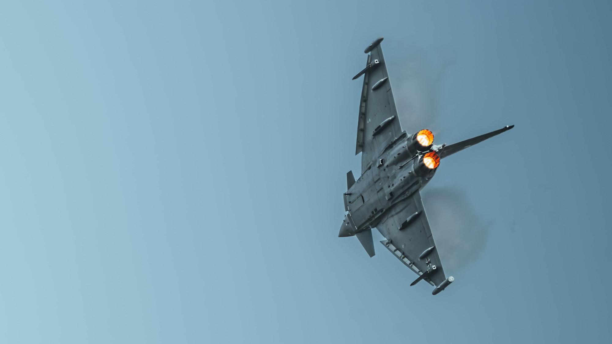 Zu sehen ist ein Flugzeug des Modells Eurofighter im Flug.