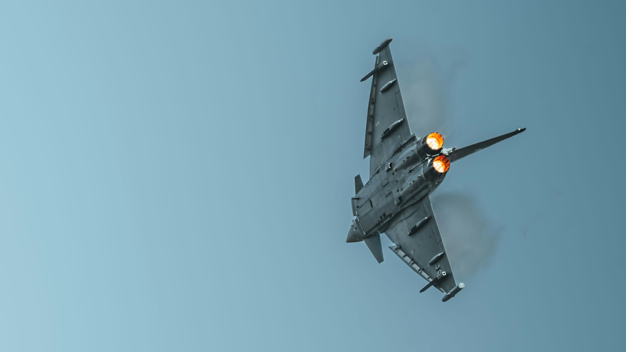 Zu sehen ist ein Flugzeug des Modells Eurofighter im Flug.