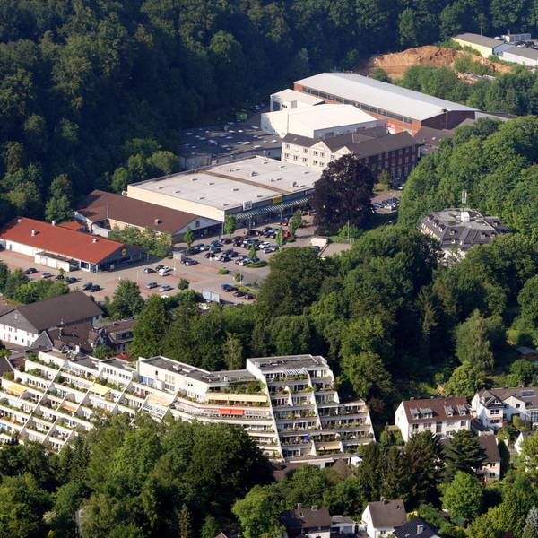 Das Luftbild zeigt die Geschäfte in dem Gewerbegebiet.