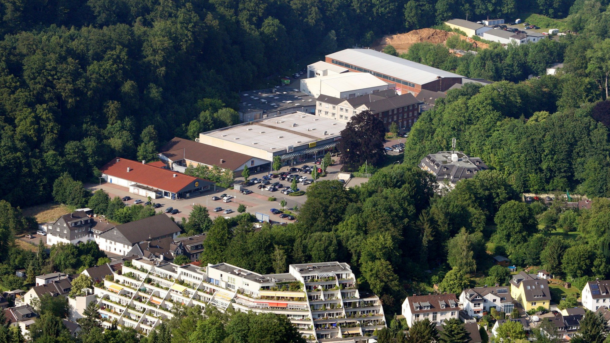 Das Luftbild zeigt die Geschäfte in dem Gewerbegebiet.