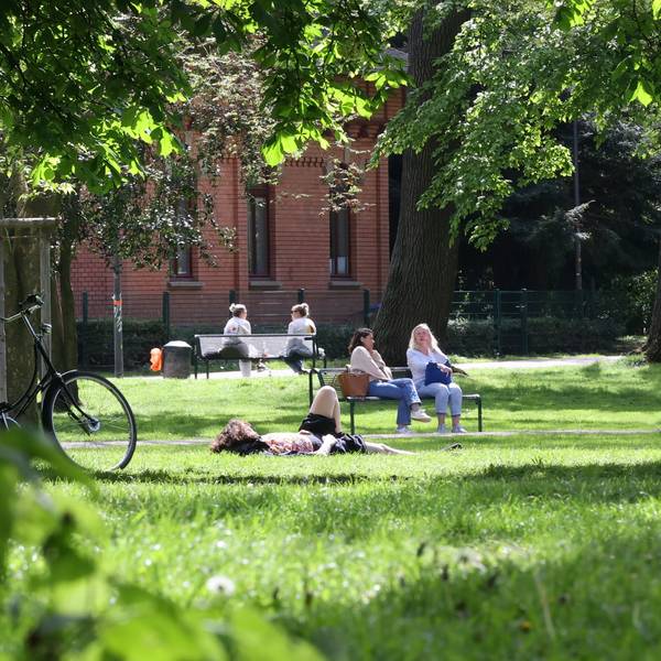 29.04.2024
Köln:
Stadtgarten im Sonnenschein
Erster warmer Tag seit langem und die Kölner genieren das Wetter
Foto: Martina Goyert