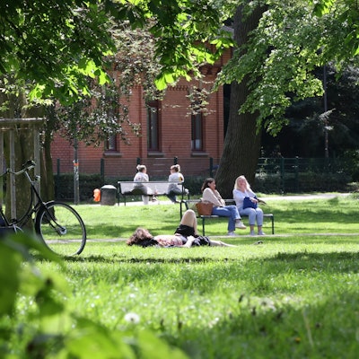 29.04.2024
Köln:
Stadtgarten im Sonnenschein
Erster warmer Tag seit langem und die Kölner genieren das Wetter
Foto: Martina Goyert