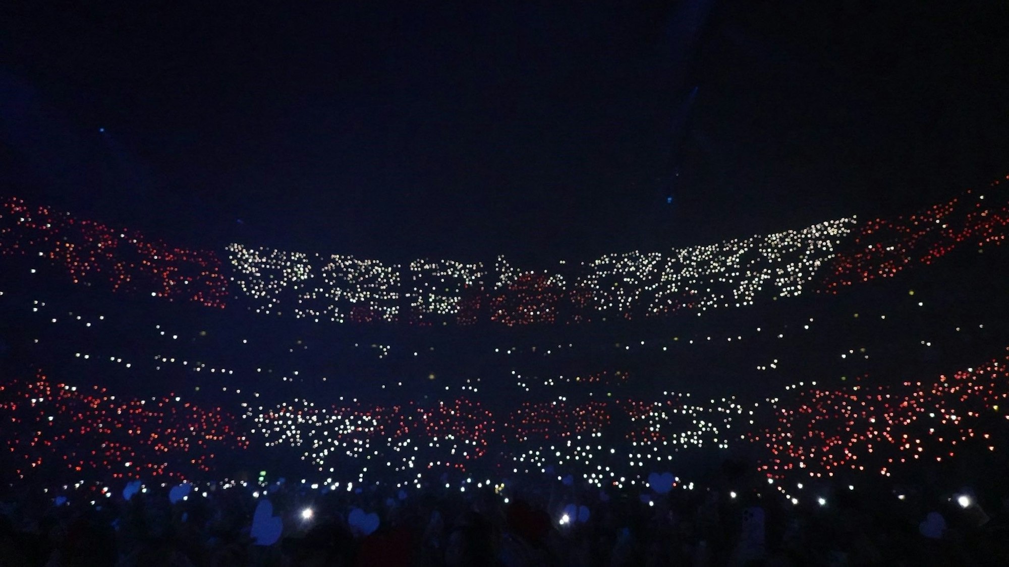 Fans erzeugen mit ihren Handys die Nationalflagge Kanadas.