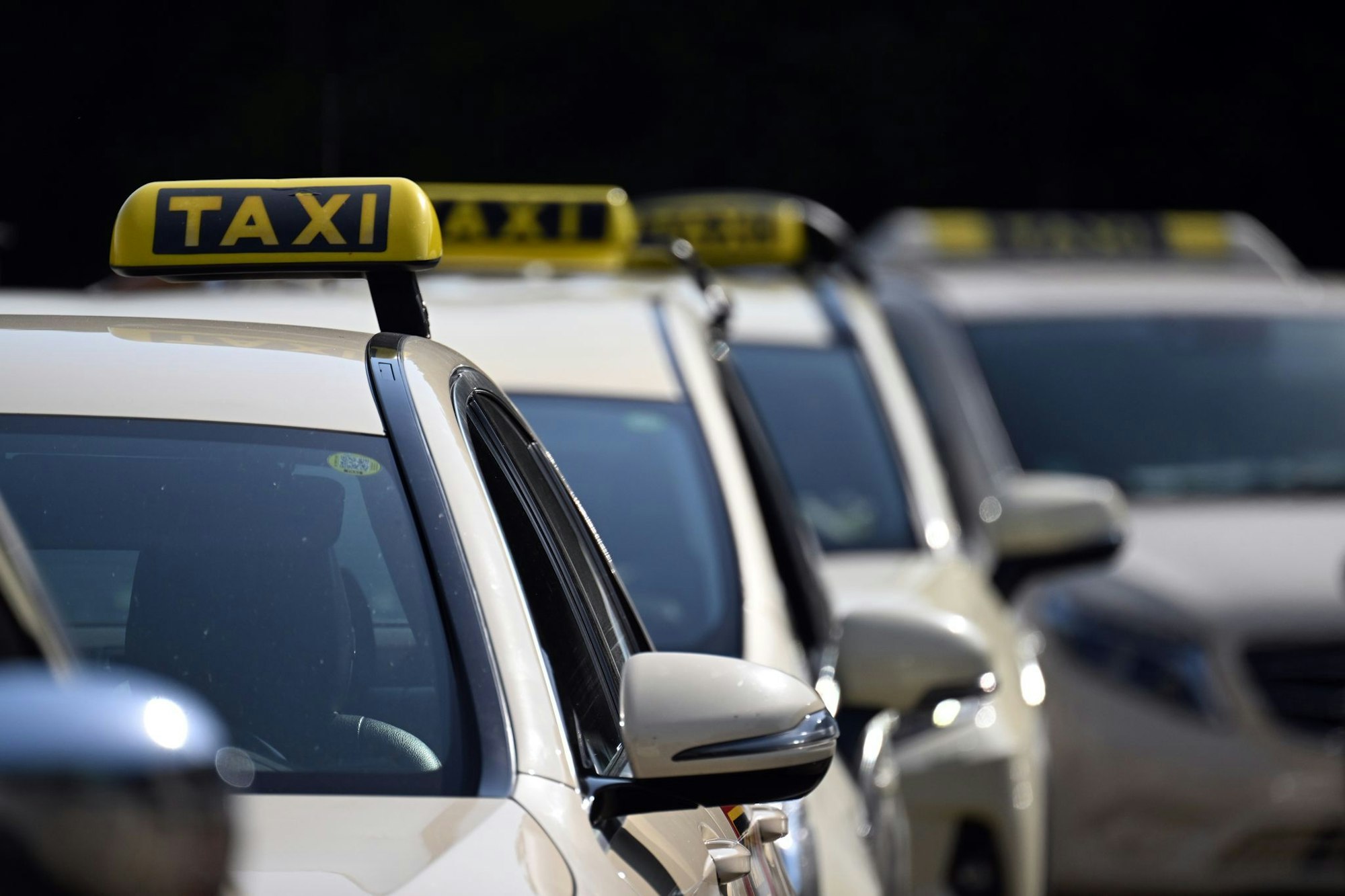 Taxis mussten lange Zeit eine vorgegebene Farbe haben - zuletzt hat nun Sachsen-Anhalt die Regelung gekippt. (Symbolbild)